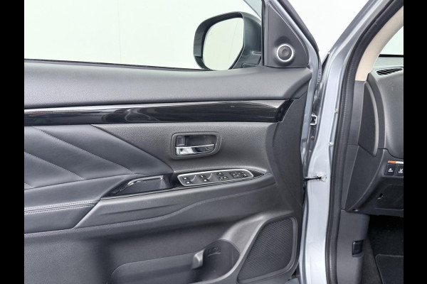Mitsubishi Outlander 2.0 PHEV Prestige+ VAN: €23.900,- VOOR: €19.440,- UW EINDEJAARSVOORDEEL: €4.460,- | VEEL OPTIES!| ELEK. STOEL| ELEK. ACHTERKLEP| STOEL/STUURVERWARMING | AFNEEMBARE TREKHAAK | PANO DAK | ACHTERUITRIJ CAMERA |