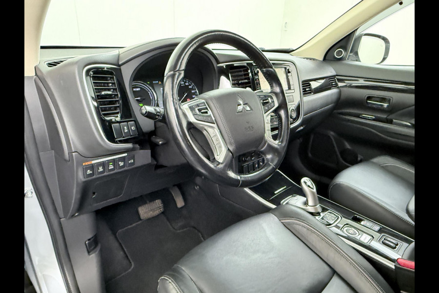 Mitsubishi Outlander 2.0 PHEV Prestige+ VAN: €23.900,- VOOR: €19.440,- UW EINDEJAARSVOORDEEL: €4.460,- | VEEL OPTIES!| ELEK. STOEL| ELEK. ACHTERKLEP| STOEL/STUURVERWARMING | AFNEEMBARE TREKHAAK | PANO DAK | ACHTERUITRIJ CAMERA |