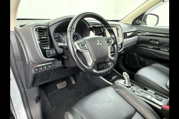 Mitsubishi Outlander 2.0 PHEV Prestige+ VAN: €23.900,- VOOR: €19.440,- UW EINDEJAARSVOORDEEL: €4.460,- | VEEL OPTIES!| ELEK. STOEL| ELEK. ACHTERKLEP| STOEL/STUURVERWARMING | AFNEEMBARE TREKHAAK | PANO DAK | ACHTERUITRIJ CAMERA |