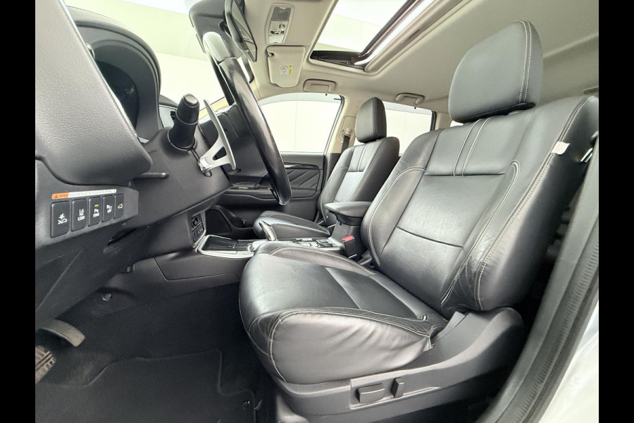 Mitsubishi Outlander 2.0 PHEV Prestige+ VAN: €23.900,- VOOR: €19.440,- UW EINDEJAARSVOORDEEL: €4.460,- | VEEL OPTIES!| ELEK. STOEL| ELEK. ACHTERKLEP| STOEL/STUURVERWARMING | AFNEEMBARE TREKHAAK | PANO DAK | ACHTERUITRIJ CAMERA |