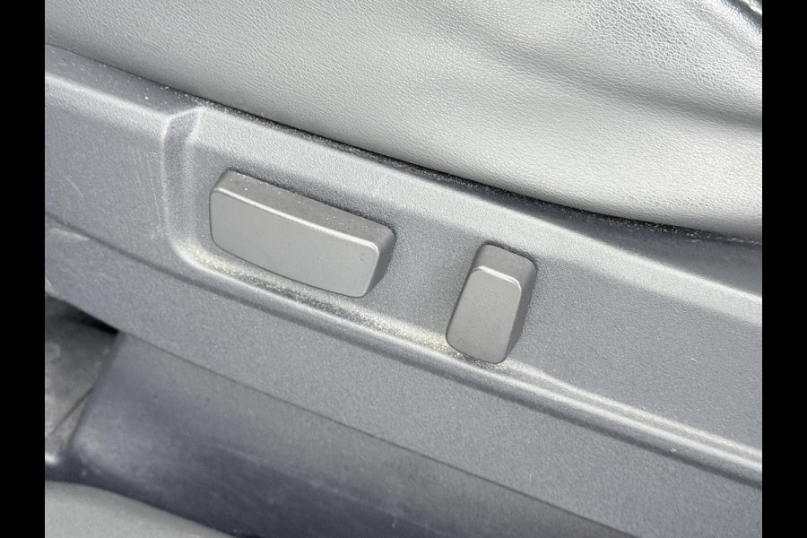 Mitsubishi Outlander 2.0 PHEV Prestige+ VAN: €23.900,- VOOR: €19.440,- UW EINDEJAARSVOORDEEL: €4.460,- | VEEL OPTIES!| ELEK. STOEL| ELEK. ACHTERKLEP| STOEL/STUURVERWARMING | AFNEEMBARE TREKHAAK | PANO DAK | ACHTERUITRIJ CAMERA |