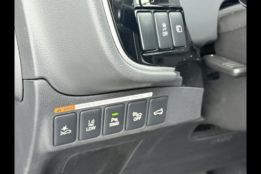 Mitsubishi Outlander 2.0 PHEV Prestige+ VAN: €23.900,- VOOR: €19.440,- UW EINDEJAARSVOORDEEL: €4.460,- | VEEL OPTIES!| ELEK. STOEL| ELEK. ACHTERKLEP| STOEL/STUURVERWARMING | AFNEEMBARE TREKHAAK | PANO DAK | ACHTERUITRIJ CAMERA |