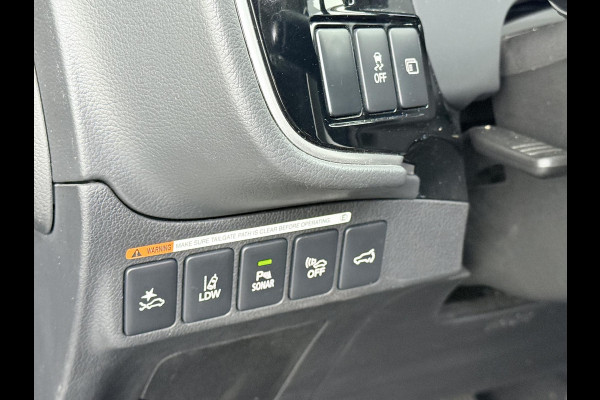 Mitsubishi Outlander 2.0 PHEV Prestige+ VAN: €23.900,- VOOR: €19.440,- UW EINDEJAARSVOORDEEL: €4.460,- | VEEL OPTIES!| ELEK. STOEL| ELEK. ACHTERKLEP| STOEL/STUURVERWARMING | AFNEEMBARE TREKHAAK | PANO DAK | ACHTERUITRIJ CAMERA |