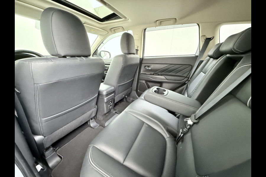 Mitsubishi Outlander 2.0 PHEV Prestige+ VAN: €23.900,- VOOR: €19.440,- UW EINDEJAARSVOORDEEL: €4.460,- | VEEL OPTIES!| ELEK. STOEL| ELEK. ACHTERKLEP| STOEL/STUURVERWARMING | AFNEEMBARE TREKHAAK | PANO DAK | ACHTERUITRIJ CAMERA |