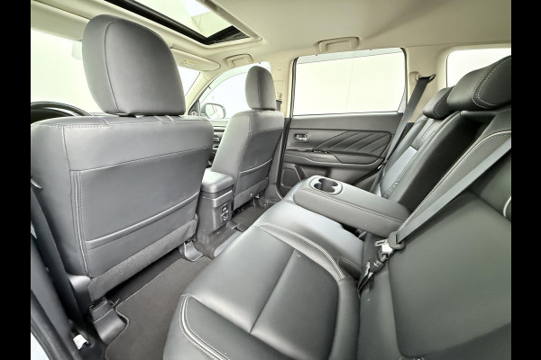 Mitsubishi Outlander 2.0 PHEV Prestige+ VAN: €23.900,- VOOR: €19.440,- UW EINDEJAARSVOORDEEL: €4.460,- | VEEL OPTIES!| ELEK. STOEL| ELEK. ACHTERKLEP| STOEL/STUURVERWARMING | AFNEEMBARE TREKHAAK | PANO DAK | ACHTERUITRIJ CAMERA |