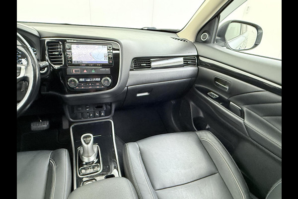 Mitsubishi Outlander 2.0 PHEV Prestige+ VAN: €23.900,- VOOR: €19.440,- UW EINDEJAARSVOORDEEL: €4.460,- | VEEL OPTIES!| ELEK. STOEL| ELEK. ACHTERKLEP| STOEL/STUURVERWARMING | AFNEEMBARE TREKHAAK | PANO DAK | ACHTERUITRIJ CAMERA |