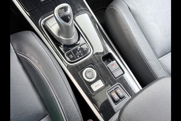 Mitsubishi Outlander 2.0 PHEV Prestige+ VAN: €23.900,- VOOR: €19.440,- UW EINDEJAARSVOORDEEL: €4.460,- | VEEL OPTIES!| ELEK. STOEL| ELEK. ACHTERKLEP| STOEL/STUURVERWARMING | AFNEEMBARE TREKHAAK | PANO DAK | ACHTERUITRIJ CAMERA |