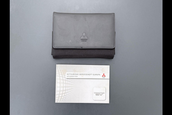 Mitsubishi Outlander 2.0 PHEV Prestige+ VAN: €23.900,- VOOR: €19.440,- UW EINDEJAARSVOORDEEL: €4.460,- | VEEL OPTIES!| ELEK. STOEL| ELEK. ACHTERKLEP| STOEL/STUURVERWARMING | AFNEEMBARE TREKHAAK | PANO DAK | ACHTERUITRIJ CAMERA |