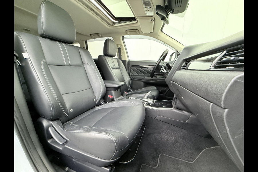 Mitsubishi Outlander 2.0 PHEV Prestige+ VAN: €23.900,- VOOR: €19.440,- UW EINDEJAARSVOORDEEL: €4.460,- | VEEL OPTIES!| ELEK. STOEL| ELEK. ACHTERKLEP| STOEL/STUURVERWARMING | AFNEEMBARE TREKHAAK | PANO DAK | ACHTERUITRIJ CAMERA |