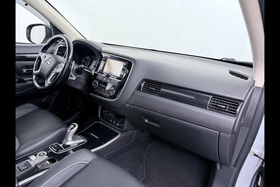Mitsubishi Outlander 2.0 PHEV Prestige+ VAN: €23.900,- VOOR: €19.440,- UW EINDEJAARSVOORDEEL: €4.460,- | VEEL OPTIES!| ELEK. STOEL| ELEK. ACHTERKLEP| STOEL/STUURVERWARMING | AFNEEMBARE TREKHAAK | PANO DAK | ACHTERUITRIJ CAMERA |