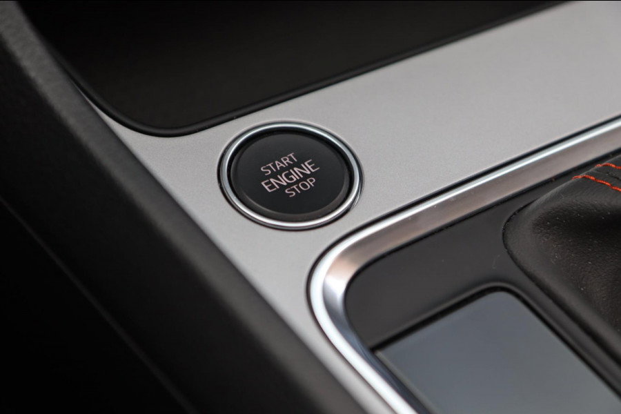 Seat Ateca 1.5 TSI FR / PANODAK / KEYLESS / ACC / CAMERA / CARPLAY