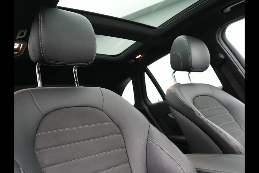 Mercedes-Benz GLC 300e 4MATIC Premium Plug In Hybrid 320pk PHEV | Trekhaak Af Fabriek | Panodak | Adaptive Cruise | Camera | Alcantara Sportstoelen Memory & Verwarmd | Sfeerverlichting | Apple Carplay | Blis | Navigatie | DAB |
