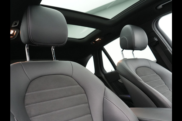Mercedes-Benz GLC 300e 4MATIC Premium Plug In Hybrid 320pk PHEV | Trekhaak Af Fabriek | Panodak | Adaptive Cruise | Camera | Alcantara Sportstoelen Memory & Verwarmd | Sfeerverlichting | Apple Carplay | Blis | Navigatie | DAB |