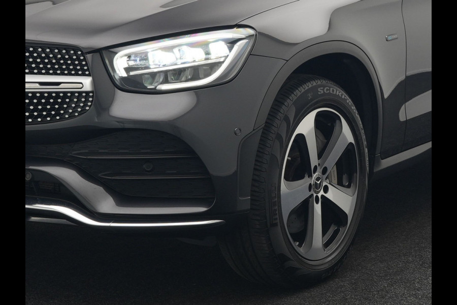 Mercedes-Benz GLC 300e 4MATIC Premium Plug In Hybrid 320pk PHEV | Trekhaak Af Fabriek | Panodak | Adaptive Cruise | Camera | Alcantara Sportstoelen Memory & Verwarmd | Sfeerverlichting | Apple Carplay | Blis | Navigatie | DAB |
