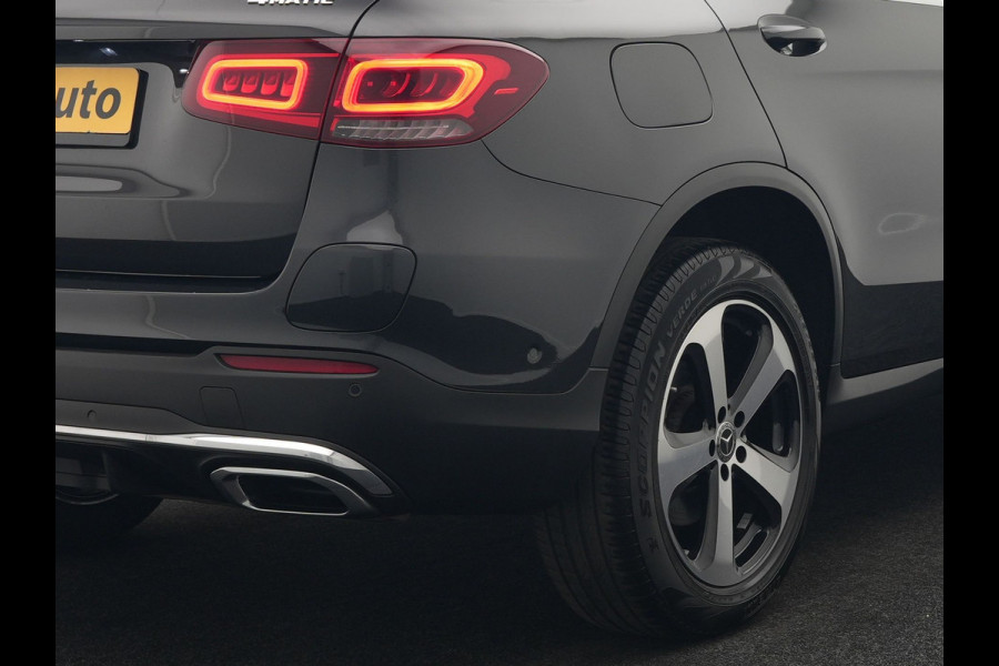 Mercedes-Benz GLC 300e 4MATIC Premium Plug In Hybrid 320pk PHEV | Trekhaak Af Fabriek | Panodak | Adaptive Cruise | Camera | Alcantara Sportstoelen Memory & Verwarmd | Sfeerverlichting | Apple Carplay | Blis | Navigatie | DAB |