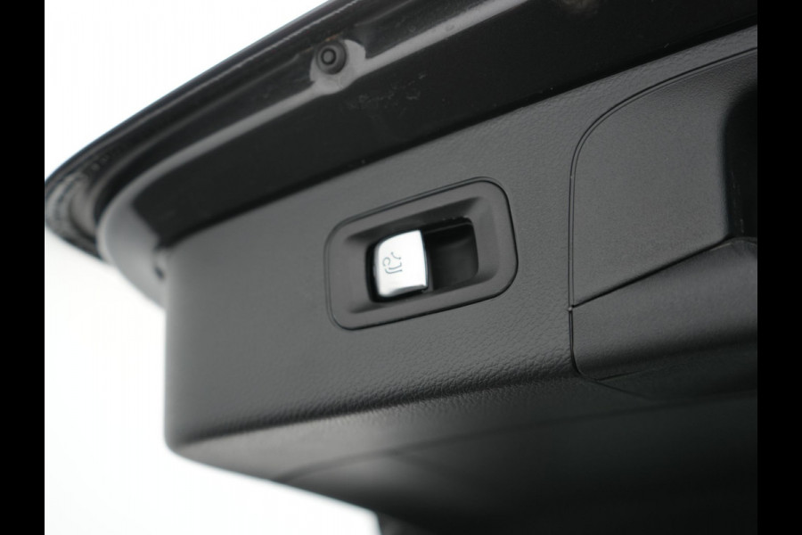 Mercedes-Benz GLC 300e 4MATIC Premium Plug In Hybrid 320pk PHEV | Trekhaak Af Fabriek | Panodak | Adaptive Cruise | Camera | Alcantara Sportstoelen Memory & Verwarmd | Sfeerverlichting | Apple Carplay | Blis | Navigatie | DAB |