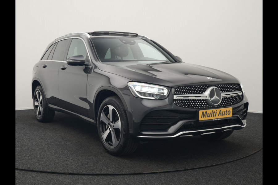 Mercedes-Benz GLC 300e 4MATIC Premium Plug In Hybrid 320pk PHEV | Trekhaak Af Fabriek | Panodak | Adaptive Cruise | Camera | Alcantara Sportstoelen Memory & Verwarmd | Sfeerverlichting | Apple Carplay | Blis | Navigatie | DAB |