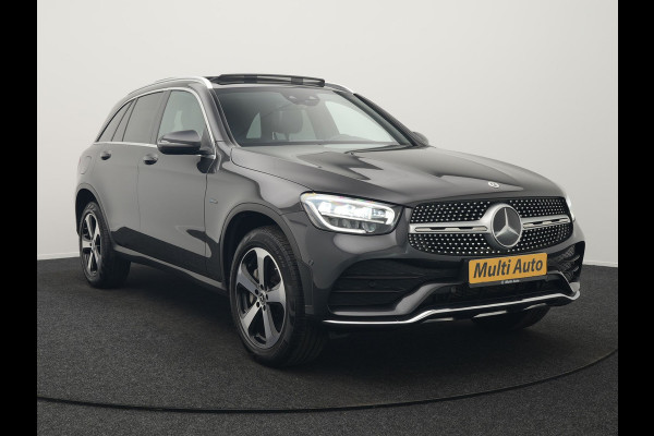 Mercedes-Benz GLC 300e 4MATIC Premium Plug In Hybrid 320pk PHEV | Trekhaak Af Fabriek | Panodak | Adaptive Cruise | Camera | Alcantara Sportstoelen Memory & Verwarmd | Sfeerverlichting | Apple Carplay | Blis | Navigatie | DAB |
