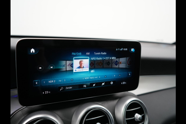 Mercedes-Benz GLC 300e 4MATIC Premium Plug In Hybrid 320pk PHEV | Trekhaak Af Fabriek | Panodak | Adaptive Cruise | Camera | Alcantara Sportstoelen Memory & Verwarmd | Sfeerverlichting | Apple Carplay | Blis | Navigatie | DAB |