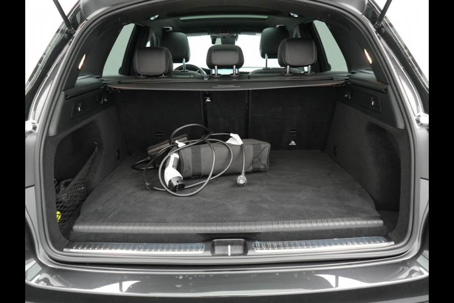 Mercedes-Benz GLC 300e 4MATIC Premium Plug In Hybrid 320pk PHEV | Trekhaak Af Fabriek | Panodak | Adaptive Cruise | Camera | Alcantara Sportstoelen Memory & Verwarmd | Sfeerverlichting | Apple Carplay | Blis | Navigatie | DAB |