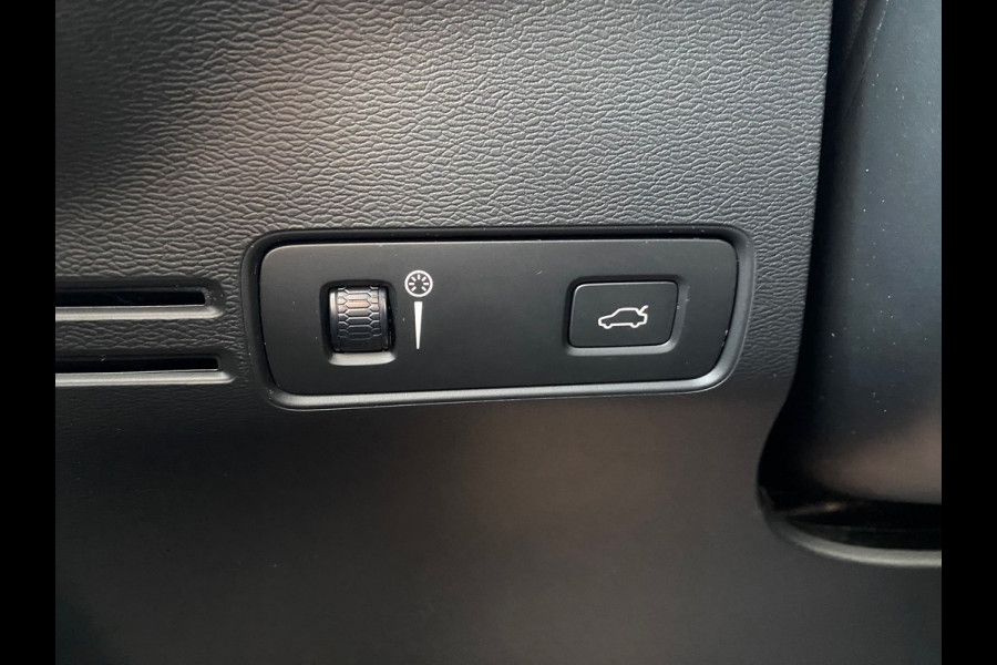 Volvo XC40 Recharge P8 AWD R-Design Panoramadak Vol Leder 92% SOH NL-Auto Rijklaarprijs!