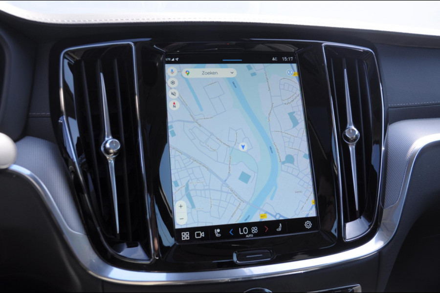 Volvo S60 T6 350PK Automaat Recharge Ultimate Bright / Head-up display / Harman Kardon audio / Panoramadak / BLIS / Elektrisch bedienbare voorstoelen / Memory seats / Verwarmbare stoelen / Keyless entry /