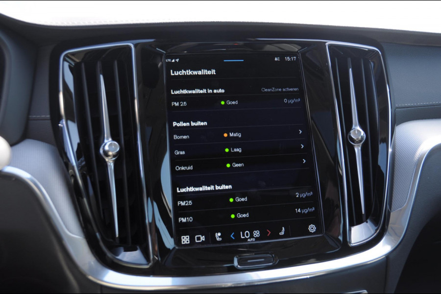 Volvo S60 T6 350PK Automaat Recharge Ultimate Bright / Head-up display / Harman Kardon audio / Panoramadak / BLIS / Elektrisch bedienbare voorstoelen / Memory seats / Verwarmbare stoelen / Keyless entry /