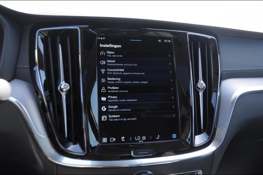 Volvo S60 T6 350PK Automaat Recharge Ultimate Bright / Head-up display / Harman Kardon audio / Panoramadak / BLIS / Elektrisch bedienbare voorstoelen / Memory seats / Verwarmbare stoelen / Keyless entry /