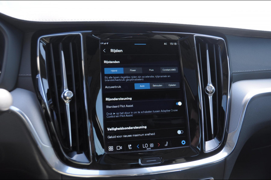 Volvo S60 T6 350PK Automaat Recharge Ultimate Bright / Head-up display / Harman Kardon audio / Panoramadak / BLIS / Elektrisch bedienbare voorstoelen / Memory seats / Verwarmbare stoelen / Keyless entry /