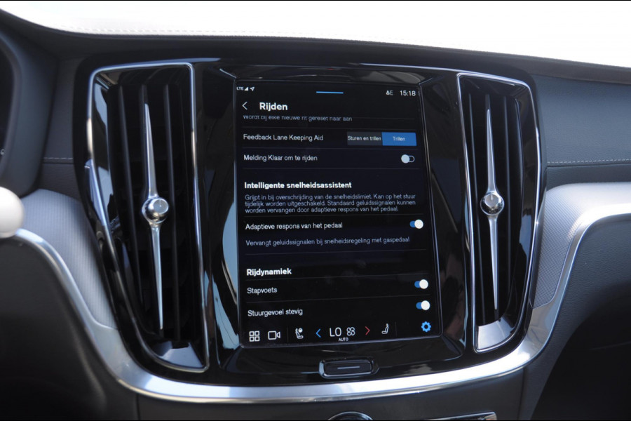 Volvo S60 T6 350PK Automaat Recharge Ultimate Bright / Head-up display / Harman Kardon audio / Panoramadak / BLIS / Elektrisch bedienbare voorstoelen / Memory seats / Verwarmbare stoelen / Keyless entry /