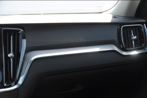 Volvo S60 T6 350PK Automaat Recharge Ultimate Bright / Head-up display / Harman Kardon audio / Panoramadak / BLIS / Elektrisch bedienbare voorstoelen / Memory seats / Verwarmbare stoelen / Keyless entry /