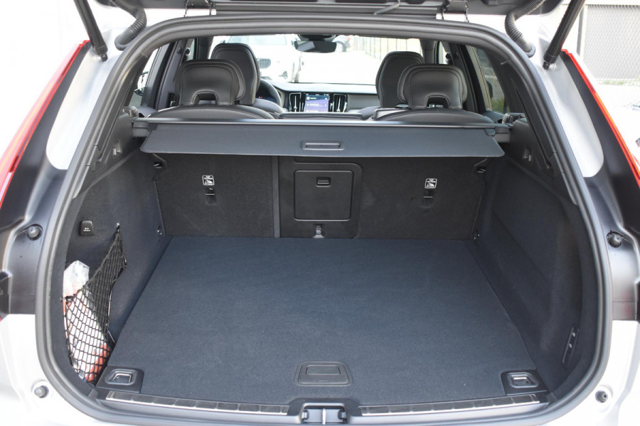 Volvo XC60 T6 350PK Automaat Plug-in hybrid AWD Plus Dark / Panoramadak / Harman Kardon / Luchtvering / 360 camera / Sport stoelen / 21'' velgen / NIEUWPRIJS EUR 81.500,-