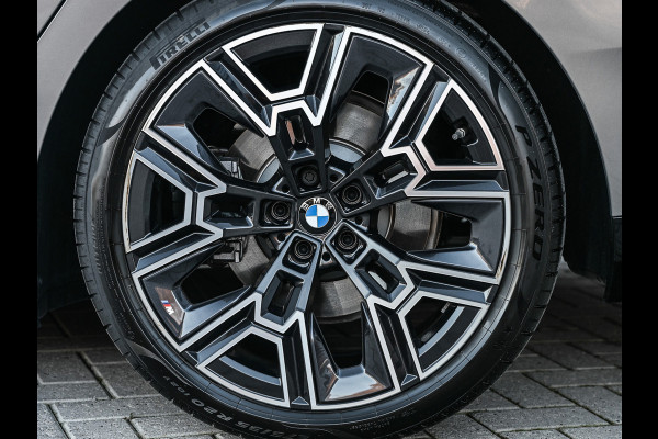 BMW 5 Serie Touring 530e XDRIVE | SHADOW LINE | M-SPORT | COMFORT ACCESS | ACTIVE CRUISE | BOWERS & WILKINS | 360 CAMERA | STUUR- EN STOELVE