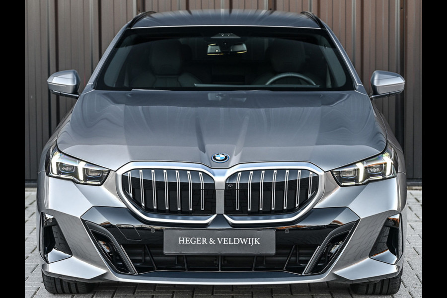 BMW 5 Serie Touring 530e XDRIVE | SHADOW LINE | M-SPORT | COMFORT ACCESS | ACTIVE CRUISE | BOWERS & WILKINS | 360 CAMERA | STUUR- EN STOELVE