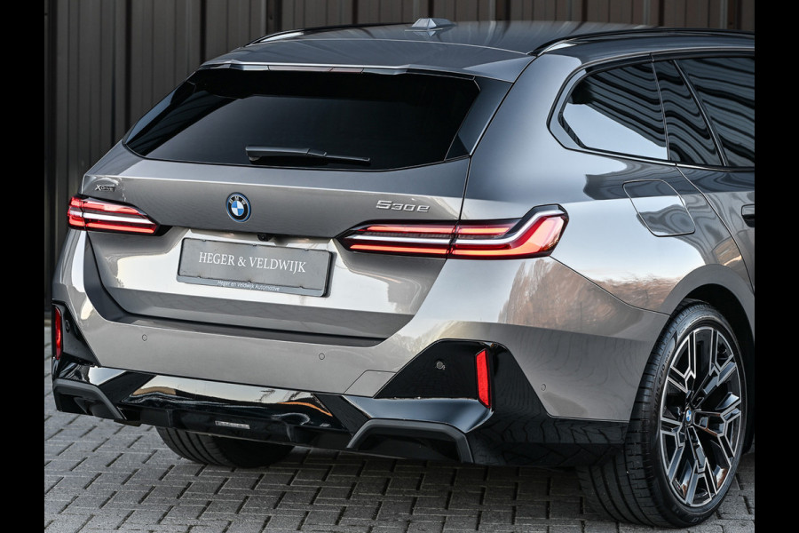 BMW 5 Serie Touring 530e XDRIVE | SHADOW LINE | M-SPORT | COMFORT ACCESS | ACTIVE CRUISE | BOWERS & WILKINS | 360 CAMERA | STUUR- EN STOELVE
