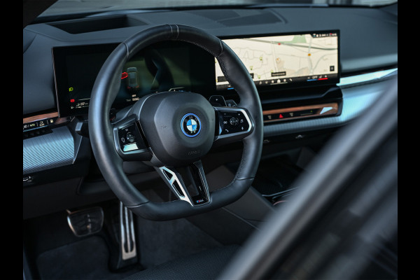 BMW 5 Serie Touring 530e XDRIVE | SHADOW LINE | M-SPORT | COMFORT ACCESS | ACTIVE CRUISE | BOWERS & WILKINS | 360 CAMERA | STUUR- EN STOELVE