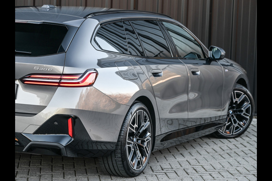 BMW 5 Serie Touring 530e XDRIVE | SHADOW LINE | M-SPORT | COMFORT ACCESS | ACTIVE CRUISE | BOWERS & WILKINS | 360 CAMERA | STUUR- EN STOELVE