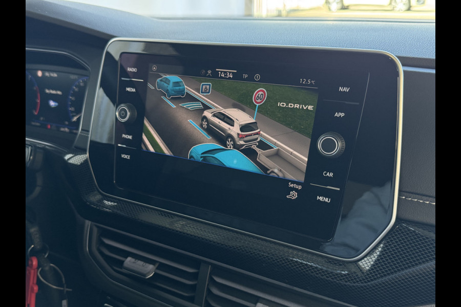 Volkswagen T-Cross ✅ NIEUWE AUTO ✅ 1.5 TSI 150PK R-LINE EDITION TREKHAAK BLINDSPOT LED 18''LMV IQ CAMERA STOELVERW ✅2025✅ "Volkswagen rijden begint bij Topautos.nl – 75 topmodellen direct op voorraad!"