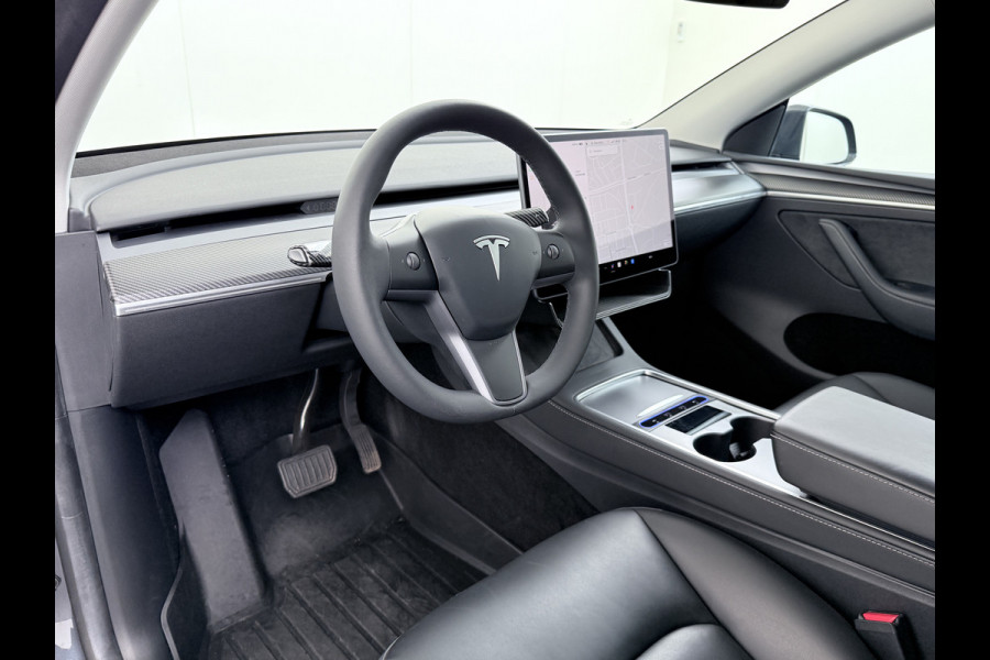 Tesla Model Y Trekhaak Camera's Pano-Dak LFP-Accu SOH 96% W-pomp Lmv 20" Ambient Interieur Verlichting Adap.Cruise Navi Ecc RWD Autopilot Stoel+Stuur+Achterbank Verwarming Elek.Achterklep Dodehoek detector Draadloze telefoonlader Origineel Nederlandse Auto 1.600KG Trekgewicht