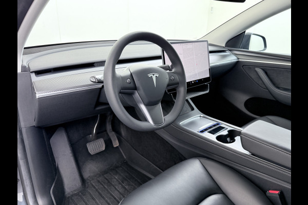 Tesla Model Y Trekhaak Camera's Pano-Dak LFP-Accu SOH 96% W-pomp Lmv 20" Ambient Interieur Verlichting Adap.Cruise Navi Ecc RWD Autopilot Stoel+Stuur+Achterbank Verwarming Elek.Achterklep Dodehoek detector Draadloze telefoonlader Origineel Nederlandse Auto 1.600KG Trekgewicht