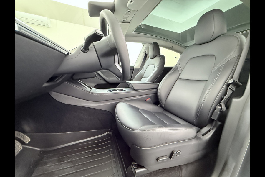 Tesla Model Y Trekhaak Camera's Pano-Dak LFP-Accu SOH 96% W-pomp Lmv 20" Ambient Interieur Verlichting Adap.Cruise Navi Ecc RWD Autopilot Stoel+Stuur+Achterbank Verwarming Elek.Achterklep Dodehoek detector Draadloze telefoonlader Origineel Nederlandse Auto 1.600KG Trekgewicht