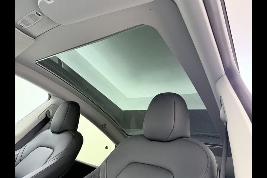 Tesla Model Y Trekhaak Camera's Pano-Dak LFP-Accu SOH 96% W-pomp Lmv 20" Ambient Interieur Verlichting Adap.Cruise Navi Ecc RWD Autopilot Stoel+Stuur+Achterbank Verwarming Elek.Achterklep Dodehoek detector Draadloze telefoonlader Origineel Nederlandse Auto 1.600KG Trekgewicht