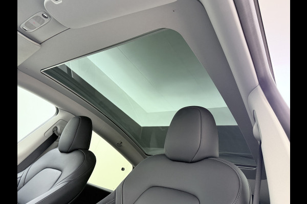 Tesla Model Y Trekhaak Camera's Pano-Dak LFP-Accu SOH 96% W-pomp Lmv 20" Ambient Interieur Verlichting Adap.Cruise Navi Ecc RWD Autopilot Stoel+Stuur+Achterbank Verwarming Elek.Achterklep Dodehoek detector Draadloze telefoonlader Origineel Nederlandse Auto 1.600KG Trekgewicht
