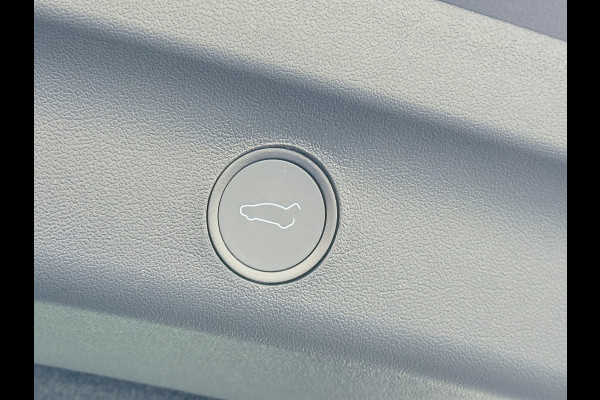 Tesla Model Y Trekhaak Camera's Pano-Dak LFP-Accu SOH 96% W-pomp Lmv 20" Ambient Interieur Verlichting Adap.Cruise Navi Ecc RWD Autopilot Stoel+Stuur+Achterbank Verwarming Elek.Achterklep Dodehoek detector Draadloze telefoonlader Origineel Nederlandse Auto 1.600KG Trekgewicht