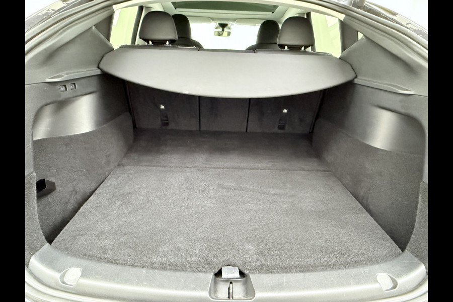 Tesla Model Y Trekhaak Camera's Pano-Dak LFP-Accu SOH 96% W-pomp Lmv 20" Ambient Interieur Verlichting Adap.Cruise Navi Ecc RWD Autopilot Stoel+Stuur+Achterbank Verwarming Elek.Achterklep Dodehoek detector Draadloze telefoonlader Origineel Nederlandse Auto 1.600KG Trekgewicht
