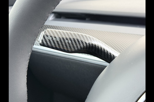 Tesla Model Y Trekhaak Camera's Pano-Dak LFP-Accu SOH 96% W-pomp Lmv 20" Ambient Interieur Verlichting Adap.Cruise Navi Ecc RWD Autopilot Stoel+Stuur+Achterbank Verwarming Elek.Achterklep Dodehoek detector Draadloze telefoonlader Origineel Nederlandse Auto 1.600KG Trekgewicht