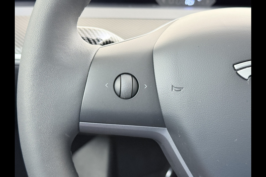 Tesla Model Y Trekhaak Camera's Pano-Dak LFP-Accu SOH 96% W-pomp Lmv 20" Ambient Interieur Verlichting Adap.Cruise Navi Ecc RWD Autopilot Stoel+Stuur+Achterbank Verwarming Elek.Achterklep Dodehoek detector Draadloze telefoonlader Origineel Nederlandse Auto 1.600KG Trekgewicht