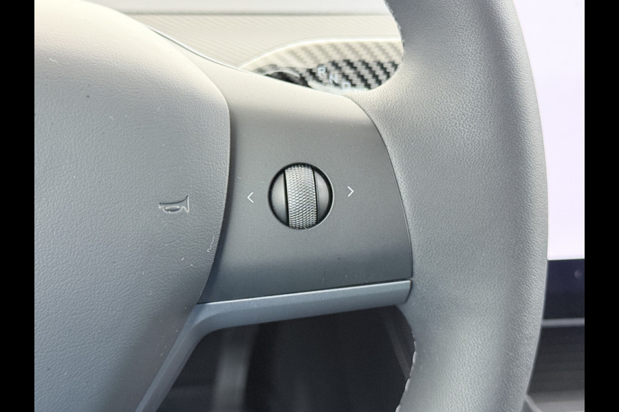 Tesla Model Y Trekhaak Camera's Pano-Dak LFP-Accu SOH 96% W-pomp Lmv 20" Ambient Interieur Verlichting Adap.Cruise Navi Ecc RWD Autopilot Stoel+Stuur+Achterbank Verwarming Elek.Achterklep Dodehoek detector Draadloze telefoonlader Origineel Nederlandse Auto 1.600KG Trekgewicht