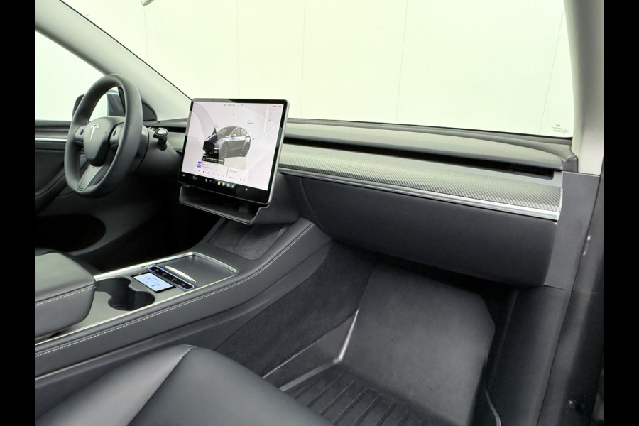 Tesla Model Y Trekhaak Camera's Pano-Dak LFP-Accu SOH 96% W-pomp Lmv 20" Ambient Interieur Verlichting Adap.Cruise Navi Ecc RWD Autopilot Stoel+Stuur+Achterbank Verwarming Elek.Achterklep Dodehoek detector Draadloze telefoonlader Origineel Nederlandse Auto 1.600KG Trekgewicht