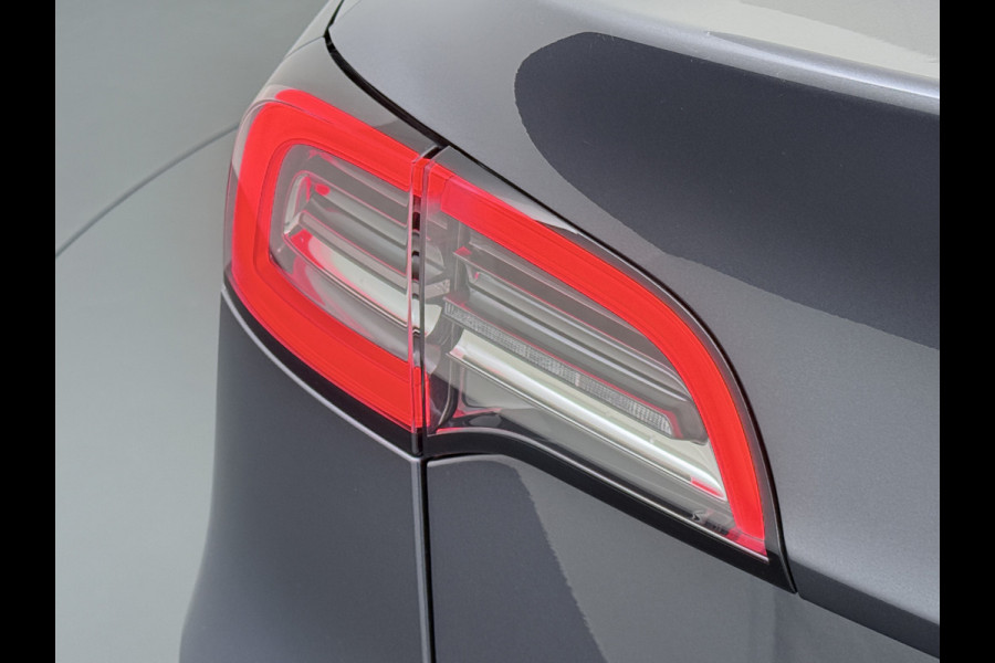 Tesla Model Y Trekhaak Camera's Pano-Dak LFP-Accu SOH 96% W-pomp Lmv 20" Ambient Interieur Verlichting Adap.Cruise Navi Ecc RWD Autopilot Stoel+Stuur+Achterbank Verwarming Elek.Achterklep Dodehoek detector Draadloze telefoonlader Origineel Nederlandse Auto 1.600KG Trekgewicht